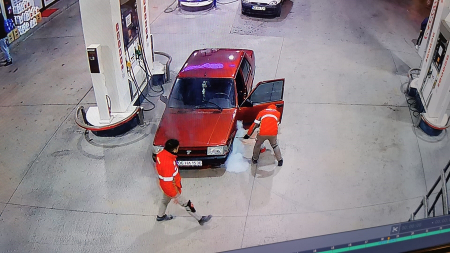 Aksaray'da petrol istasyonundaki araç yangını paniğe neden oldu