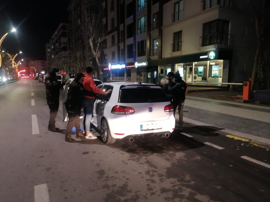 Aksaray'da çeşitli suçlardan aranan 14 kişi yakalandı