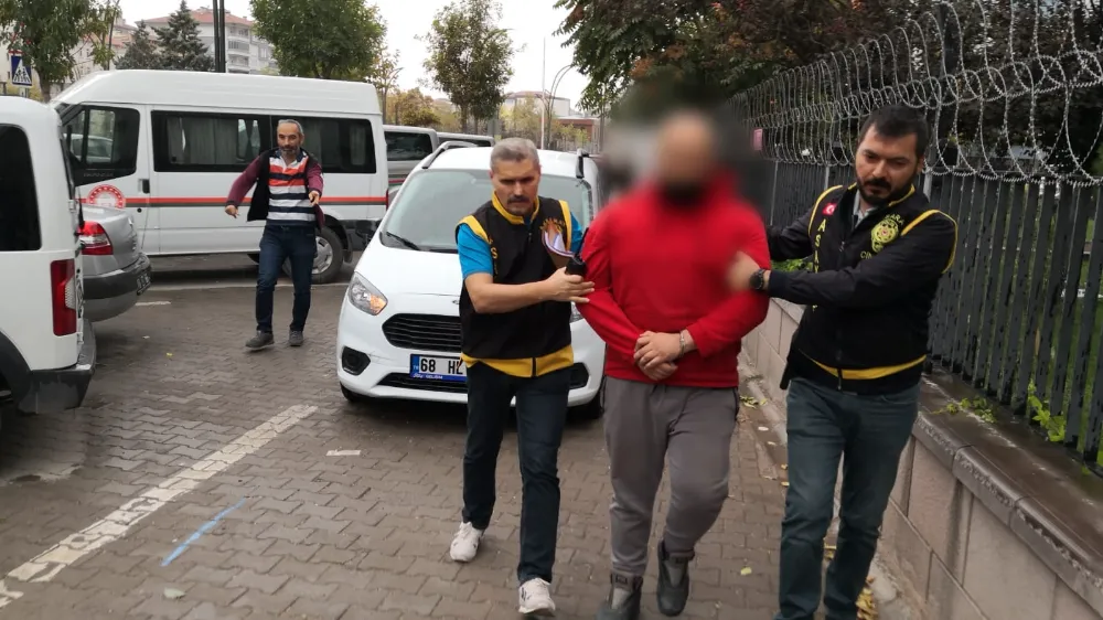 Aksaray da Dün 4 kişiyi bıçaklayan zanlı baba oğul adliyeye çıkarıldı