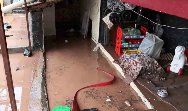 Aksaray da 4 çocuk tavana kadar dolan sel sularının içinde kaldı