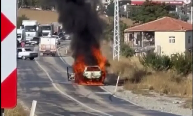 Aniden yanmaya başlayan aracını söndürmek isterken ağır yaralandı
