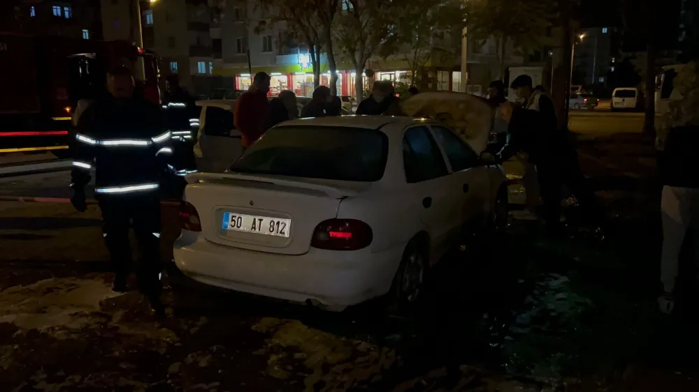 Aksaray'da Evin önüne park edilen araç bir anda alev topuna döndü