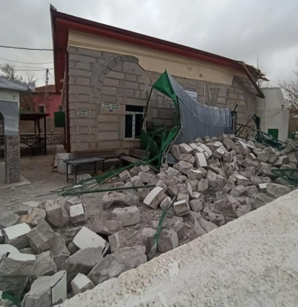 Aksaray Babakonağı köyünde fırtına minareyi yıktı