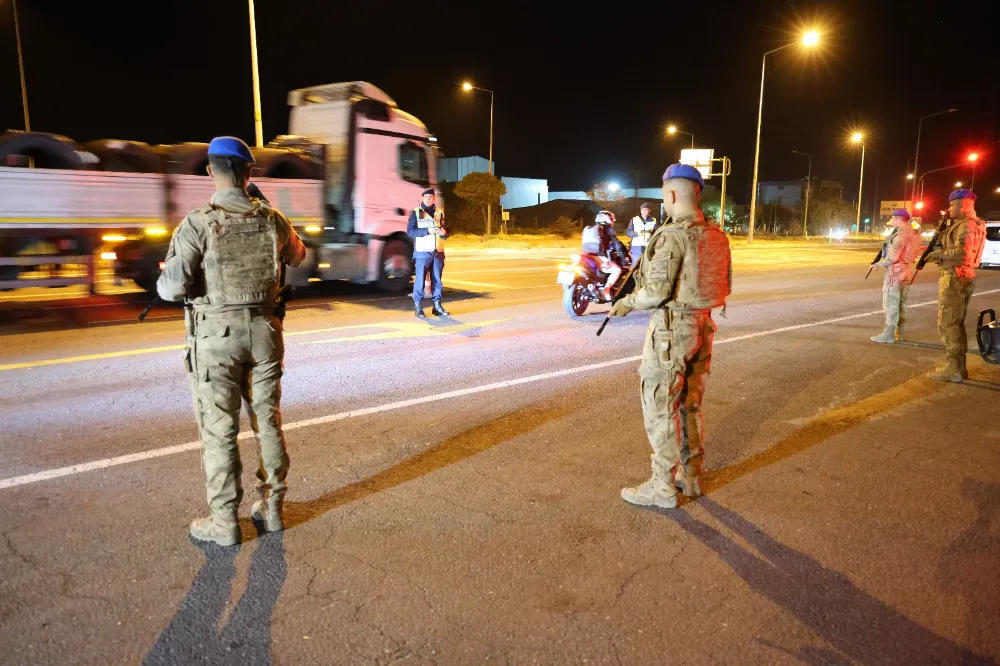 Aksaray'da Jandarma gece gündüz tüm yollarda uygulama, denetim ve devriye faaliyetlerini sürdürüyor