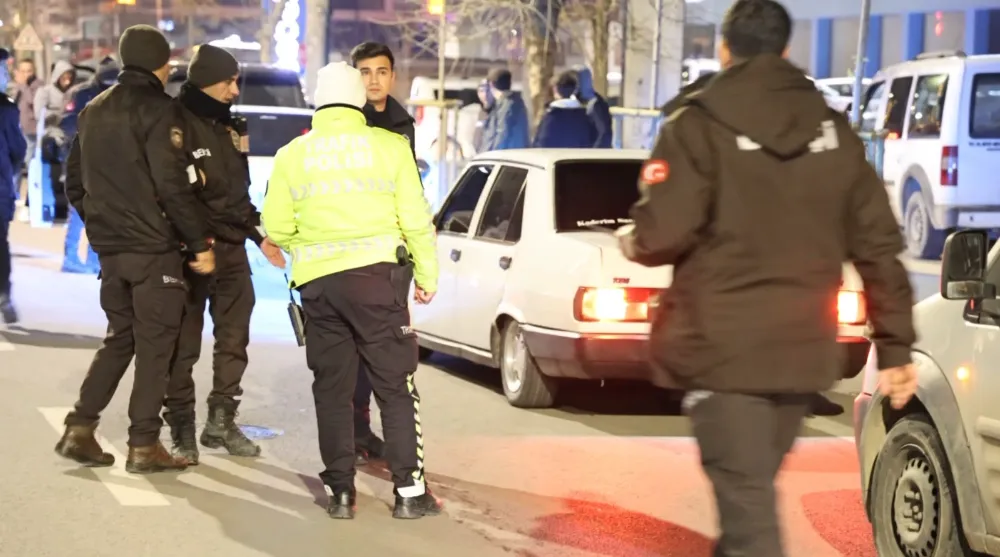 Aksaray da dört ayrı noktada polis uygulama yaptı