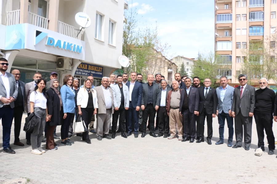 TURAN YALDIR'I KARŞISINDA GÖREN GENÇLER: SEN YÜRÜ ARKANDAN BİZ DE YÜRÜYORUZ