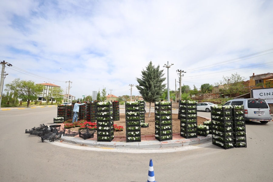 AKSARAY BELEDİYESİ 2023 YILINDA DA 10 BİNLERCE BİTKİYİ TOPRAKLA BULUŞTURUYOR