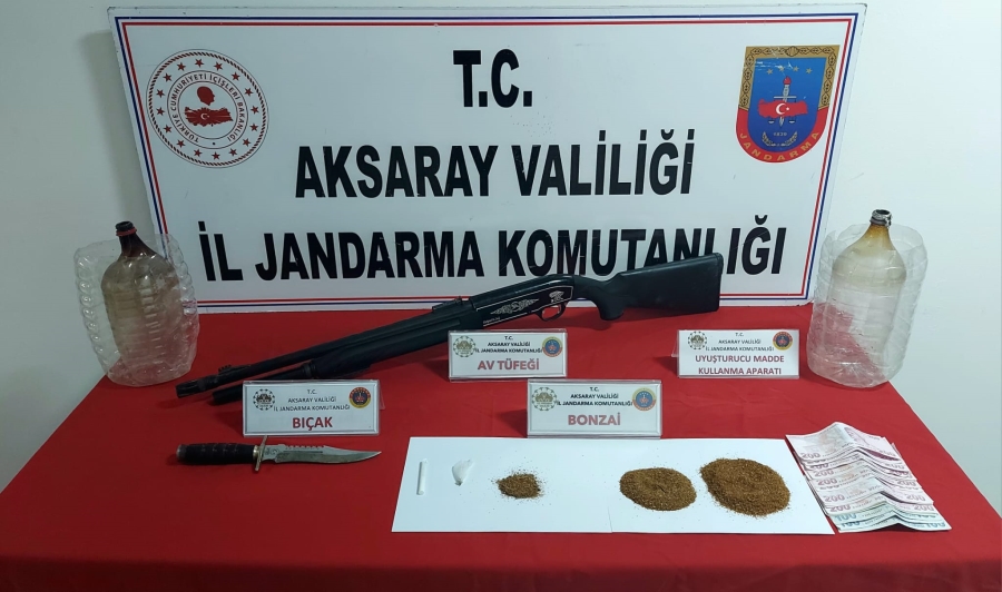 Aksaray da uyuşturucu madde alış verişi yaparken suçüstü yakalandılar