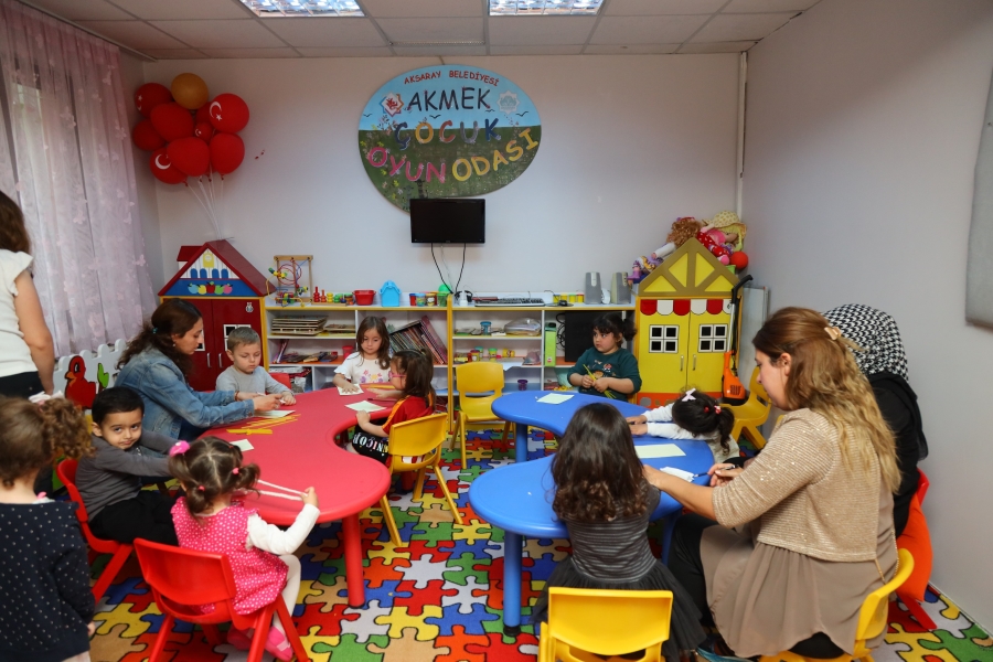 AKMEK ÇOCUK OYUN ODASINDA ÇOCUKLAR EL BECERİLERİNİ GELİŞTİRİYOR