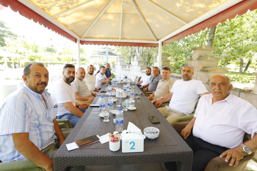 BATI İNGİLTERE GÖNÜLLÜLERİ DERNEĞİ BAŞKANI VE YÖNETİMİ BAŞKAN DİNÇER İLE BİRARAYA GELDİ