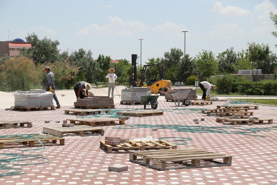 ASÜ’DE MEYDAN VE DİNLENME ALANI DÜZENLEMELERİ BAŞLADI
