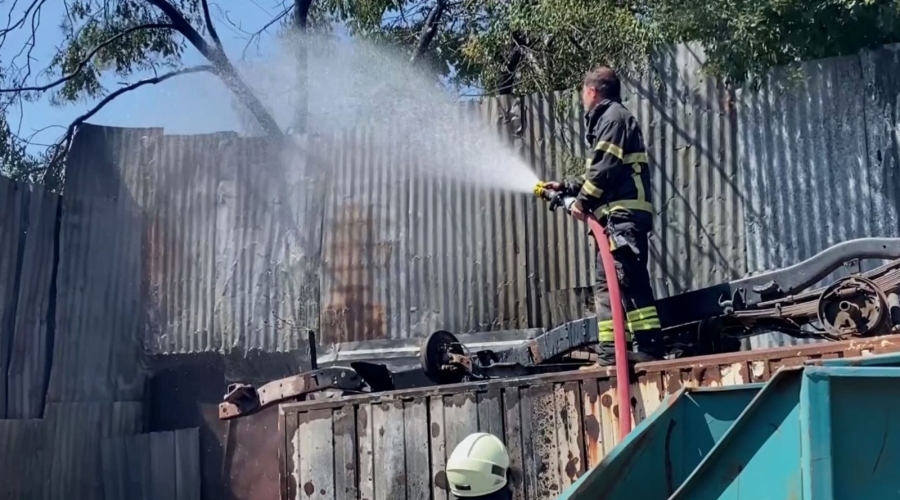 Aksaray'da hurda deposunda çıkan yangın paniğe sebep oldu