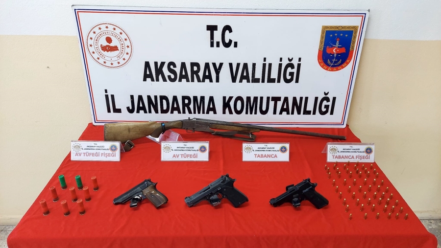Aksaray’da Ruhsatsız Silah Ticareti Yapan Şahıs Silahlarla Birlikte Yakalandı