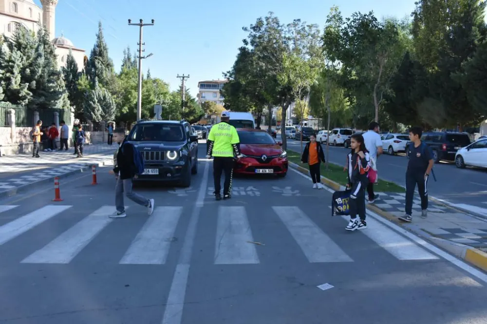 Aksaray'da Emniyet Müdürlüğü yoğun olan okullarda ve kavşaklarda Trafik Personeli görevlendirdi