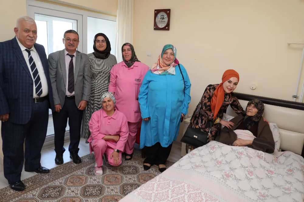 Vali Kumbuzoğlu’nun eşi Canan Kumbuzoğlu’ndan huzurevine ziyaret