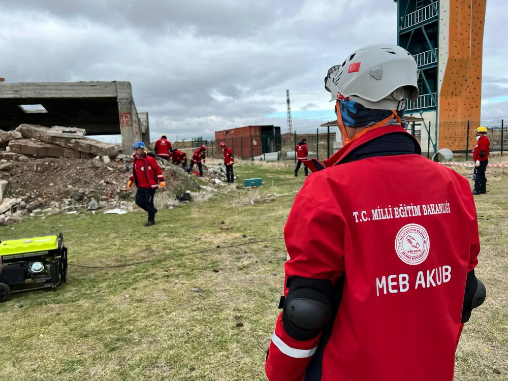 Arama Kurtarma Birliğine katılan 25 öğretmen eğitimlerini tamamlayarak akreditasyon sürecine girdi.