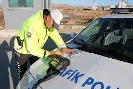 Aksaray'da engelli sürücüler için ayrılan park yerlerini işgal eden sürücülere cezai işlem yapılıyor.