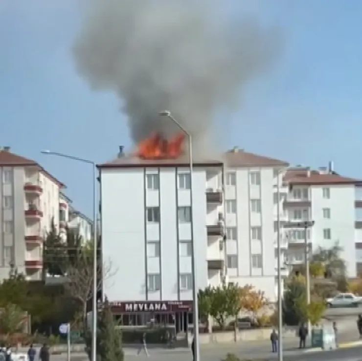 Aksaray'da Apartmanın çatısı alev alev yanarak kül oldu