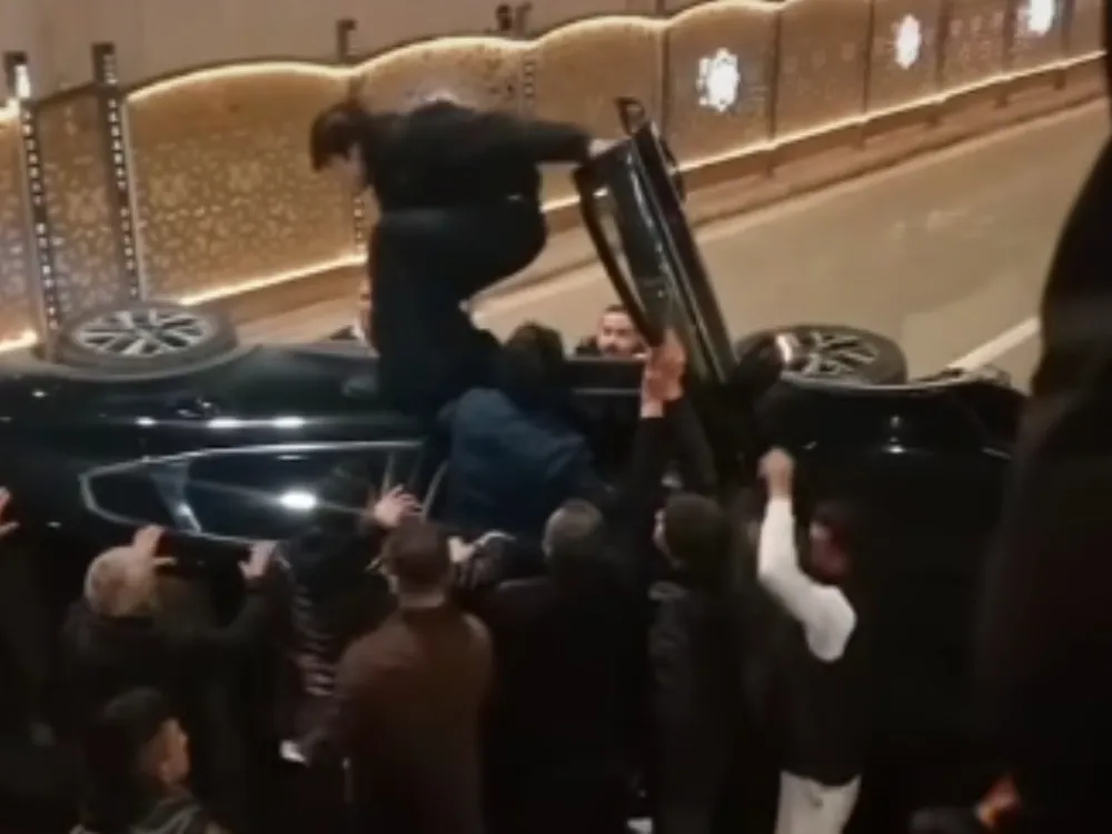 Aksaray'da araç içinde sıkışan 2 yaralı, vatandaşın kapıyı açmasıyla aracın üstüne çıkarak kurtuldu