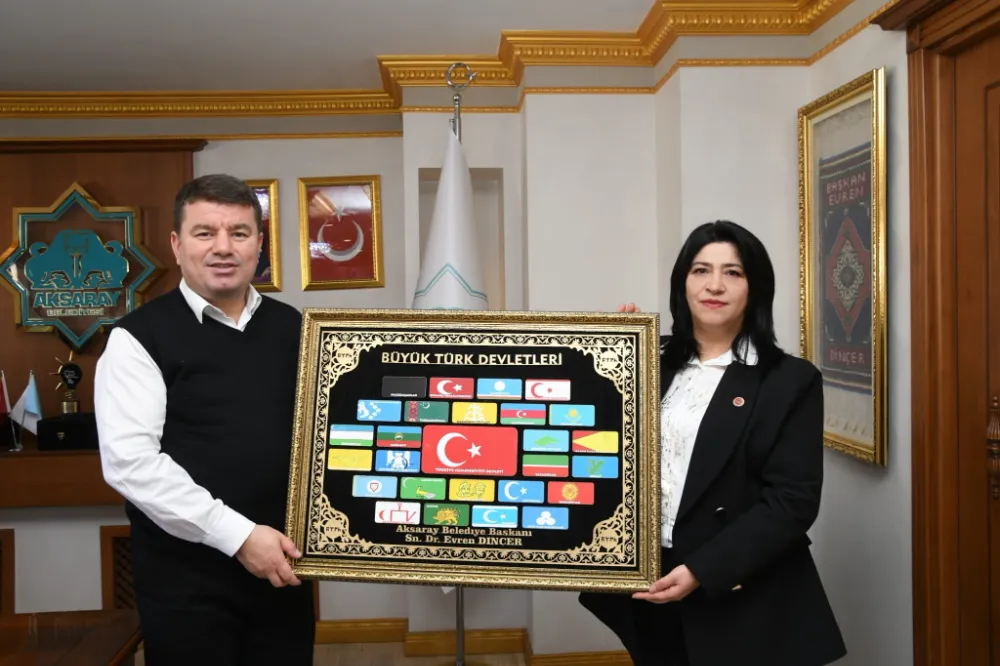 Aksaray Büyük Bölcek Muhtarı Songül Demir Başkan Dinçer'e Büyük Türk Devletleri Tablosunu Hediye Etti