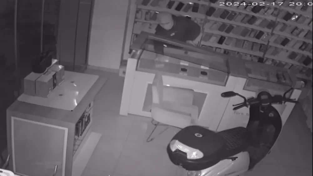 Aksaray'da telefon dükkanına giren hırsız umduğunu bulamayınca kasadaki bir miktar parayı alarak kayıplara karıştı