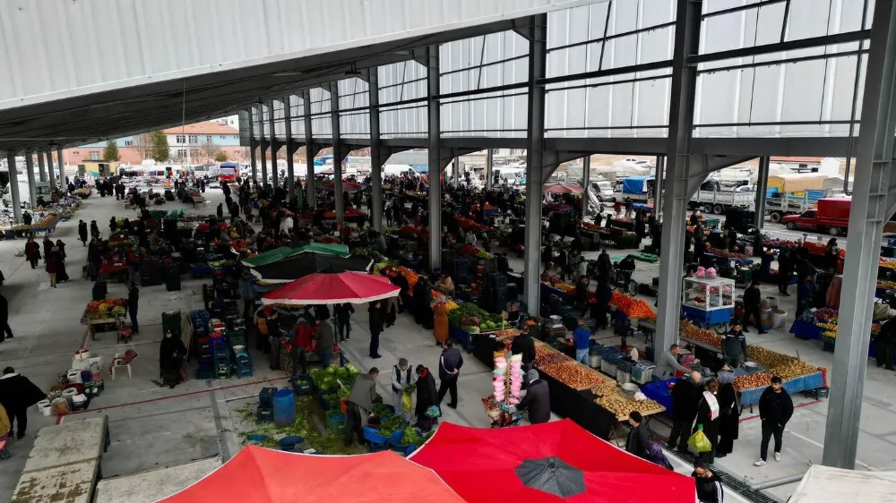 KAPALI SEMT PAZARLARINI ESNAFLAR VE VATANDAŞLAR SEVEREK KULLANIYOR