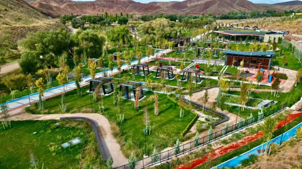AKSARAY BELEDİYESİ PARK VE MİLLET BAHÇELERİNDE İLAÇLAMA ÇALIŞMASI GERÇEKLEŞTİRİYOR