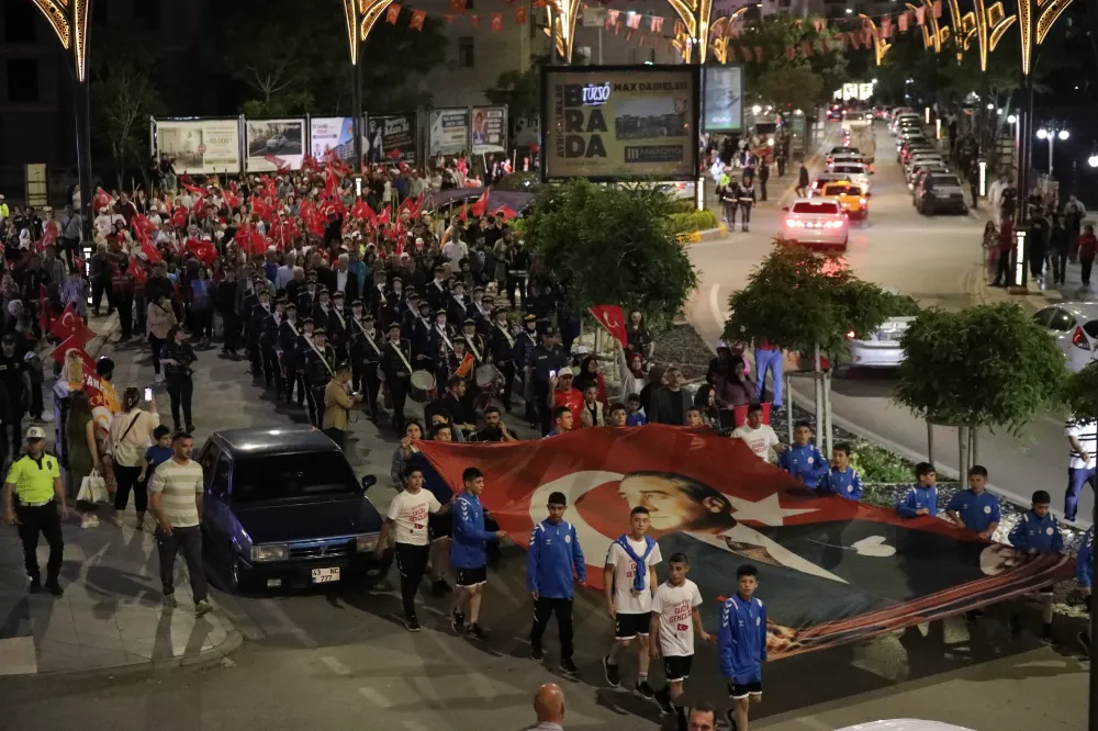 Aksaray'da ‘Fener Alayı’ yürüyüşü Renkli Görüntülere Sahne Oldu
