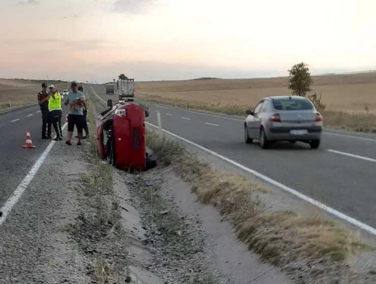 Aksaray'da kaza yaparak hurdaya dönen araçtan burnu bile kanamadan çıktı