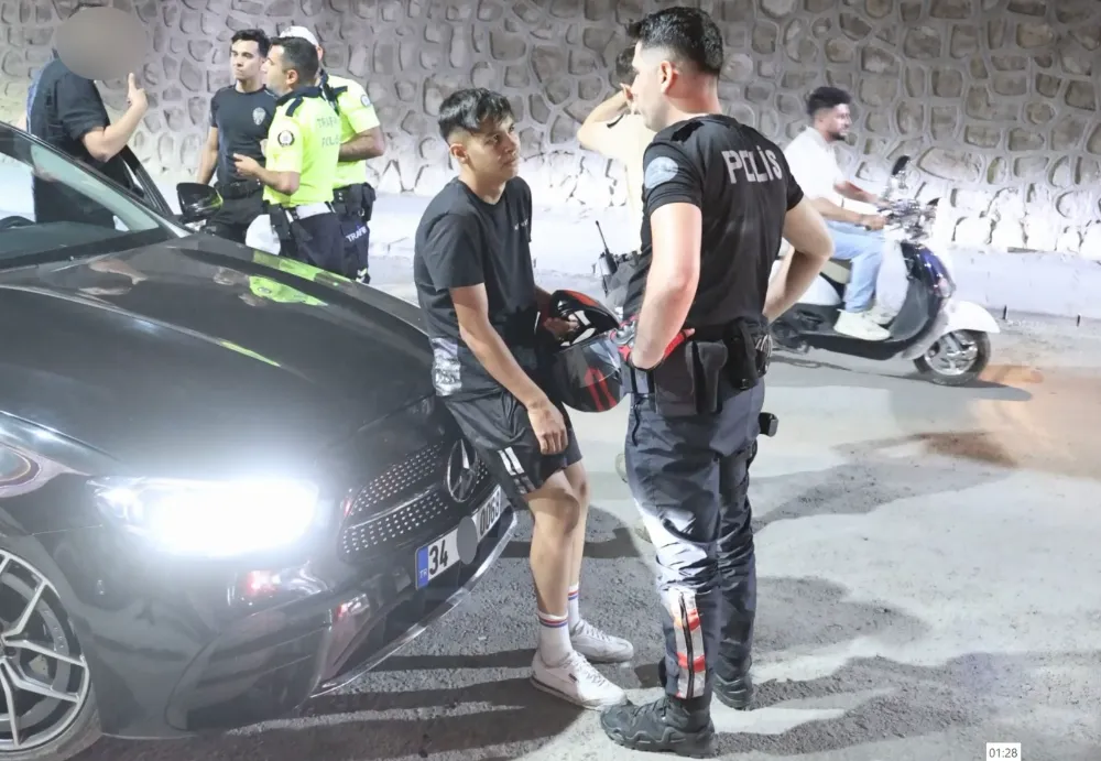 Aksaray'da polisi gören çocuklar motosikleti atıp kaçmak istediler ama yakayı ele verdiler