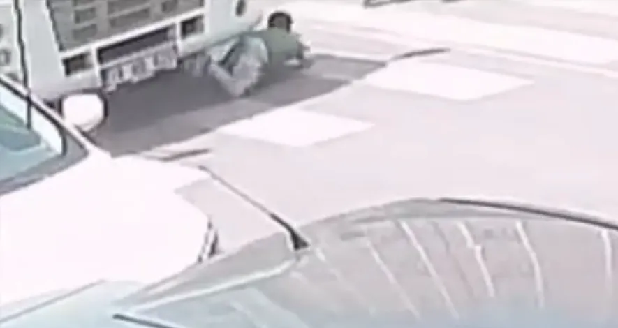 Aksaray'ın Ortaköy ilçesinde karşıdan karşıya geçen çocuğa TIR çarptı