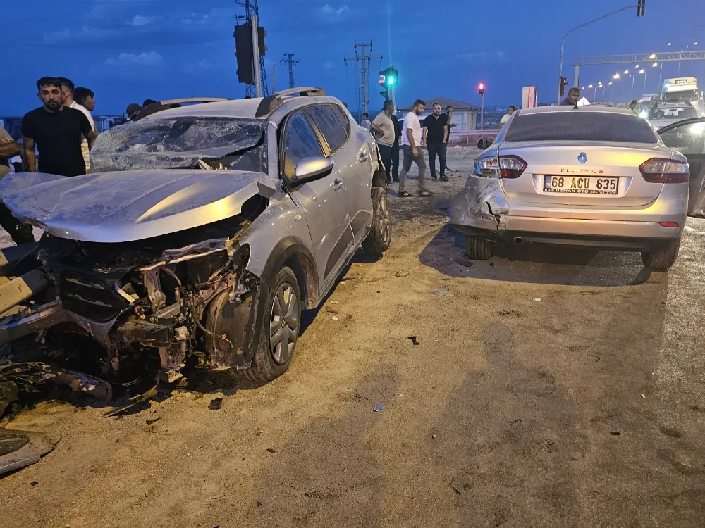 Aksaray da meydana gelen trafik kazasında 4 kişi yaralandı araçlar hurdaya döndü