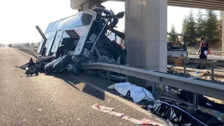 Ankara'da yolcu otobüsü köprünün ayağına saplandı! 11 kişi öldü, 24 kişi yaralandı