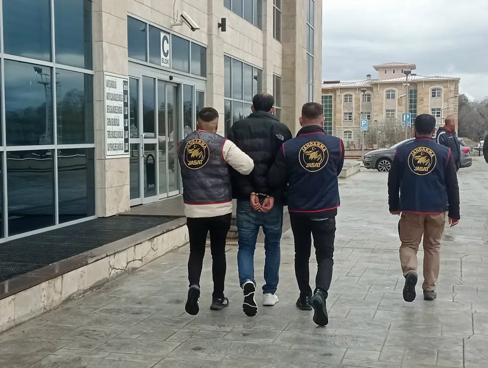 AKSARAY JANDARMASI "YAĞMA" SUÇUNDAN ARANAN FİRARİYİ YAKALADI