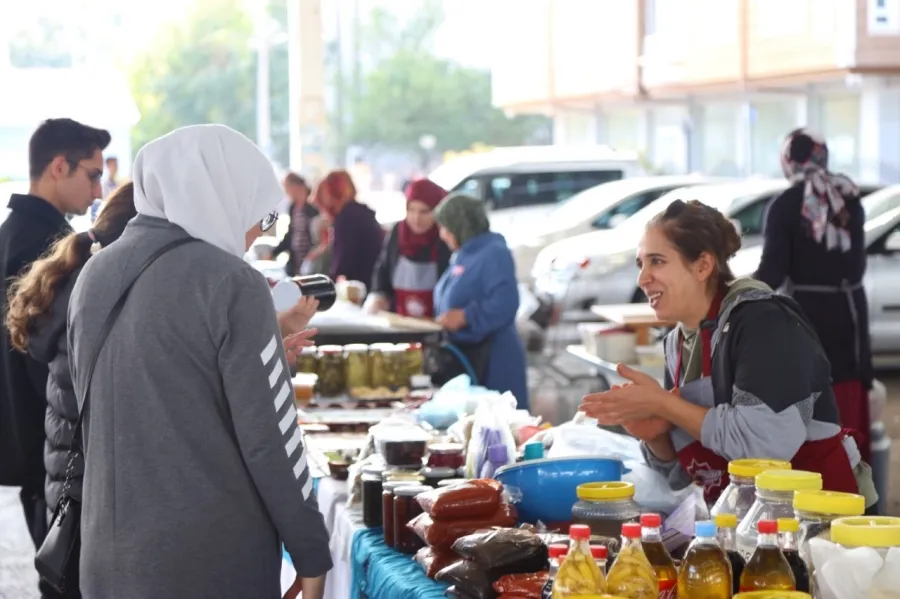 Aksaray Hanımeli Pazarı'nda Ramazan Bereketi: Kadınlar Ekonomiye Katkı Sağlıyor