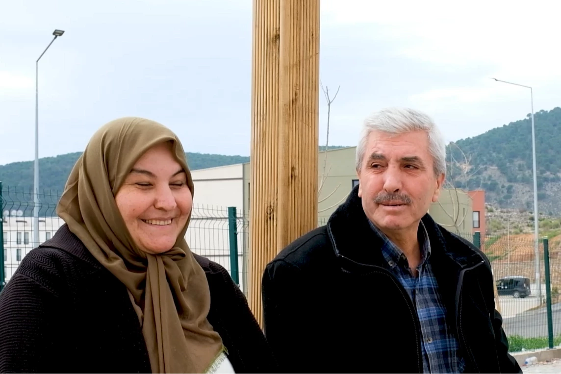 Depremzede aile bayramı yeni evlerinde karşıladı