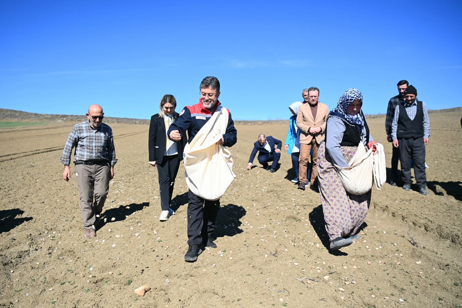 Bakan Yumaklı Taşköprü'de... Önlüğü giydi, sarımsak ekti