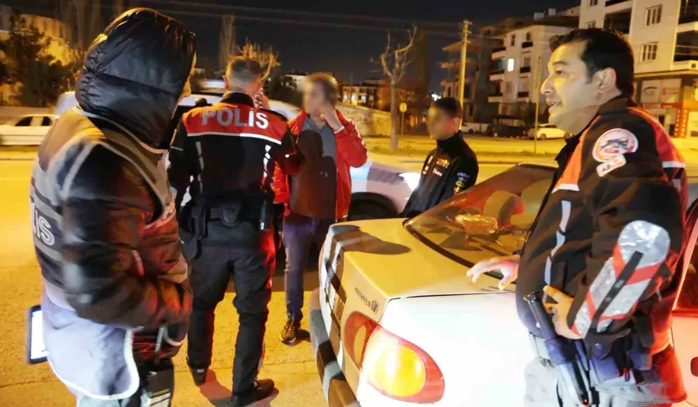 Aksaray'da Şüphe Üzerine Durdurulan Sürücünün Cebinden 53 Adet Yasaklı Hap Çıktı