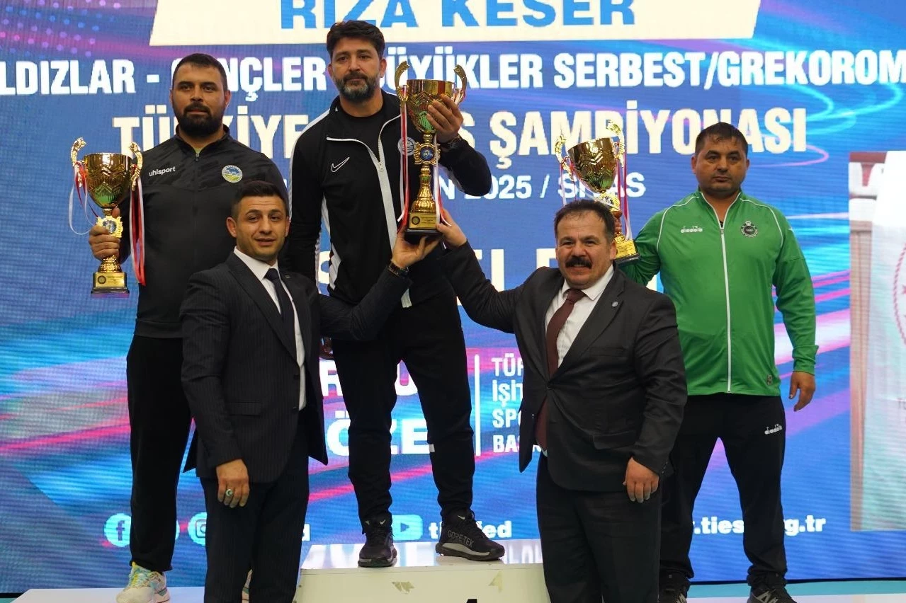 İşitme engelli güreşçilerden Türkiye şampiyonluğu