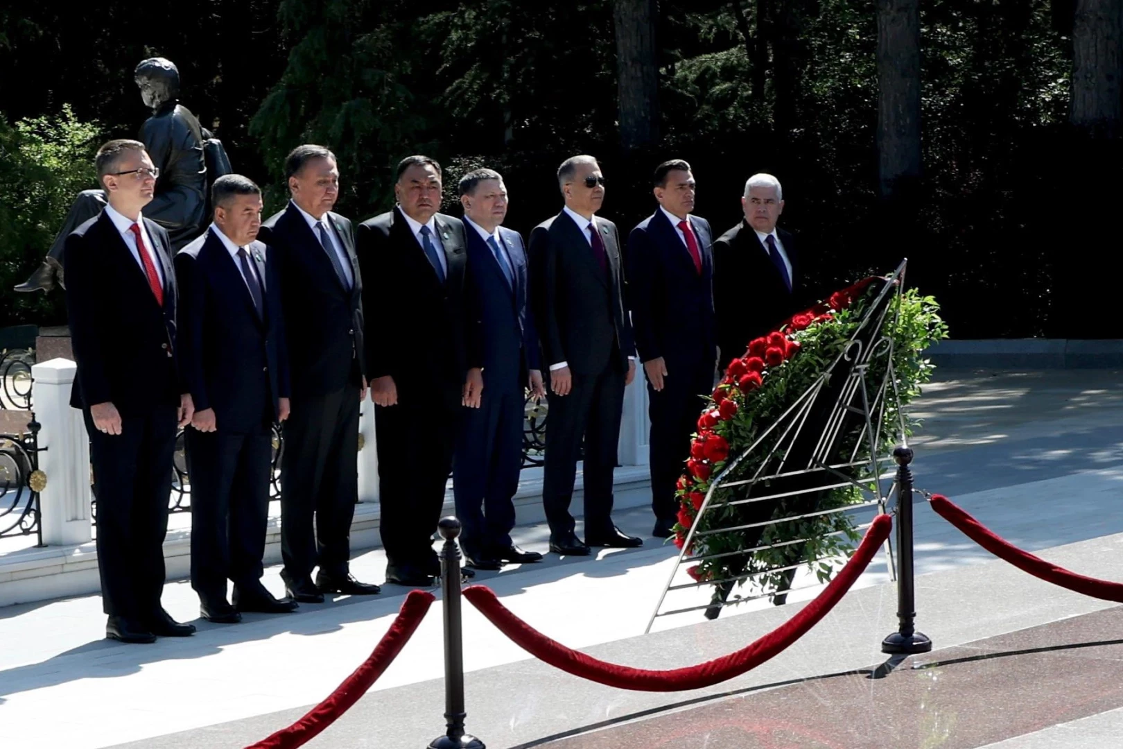 Bakan Yerlikaya'dan Bakü'de Aliyev’in kabrine ziyaret