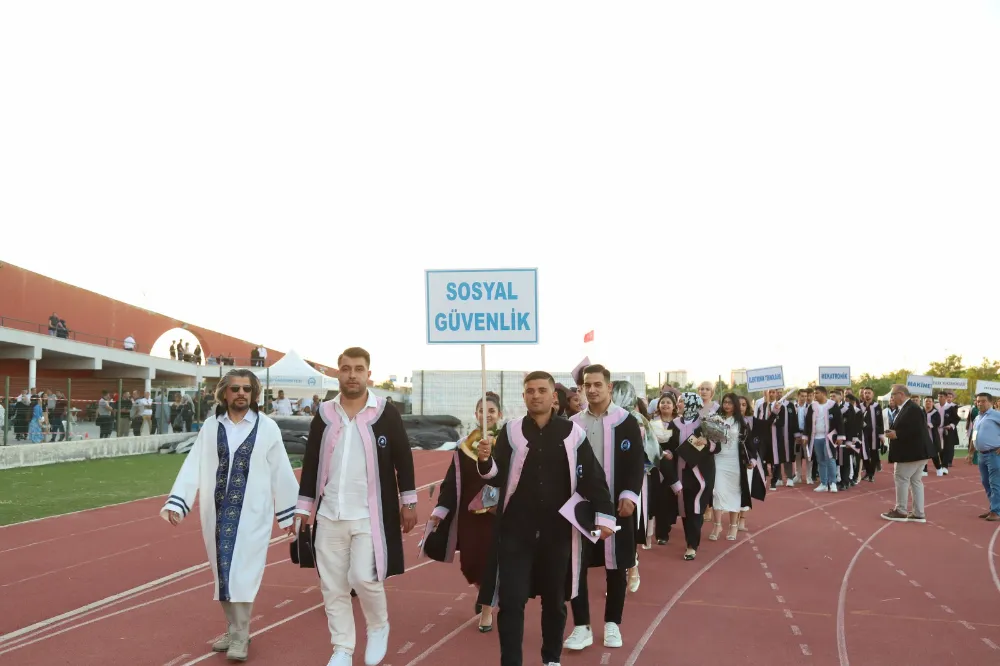 Aksaray Üniversitesi’nde mezuniyet heyecanı yaşadı