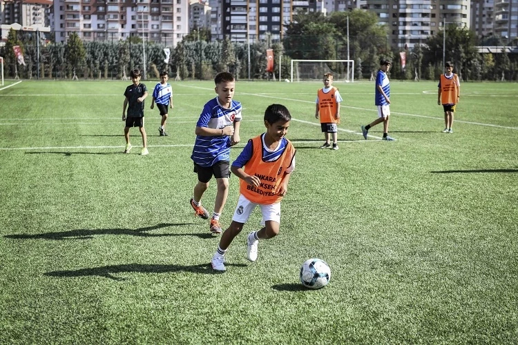 Başkentli minikler yaz tatilinde futbolla buluştu