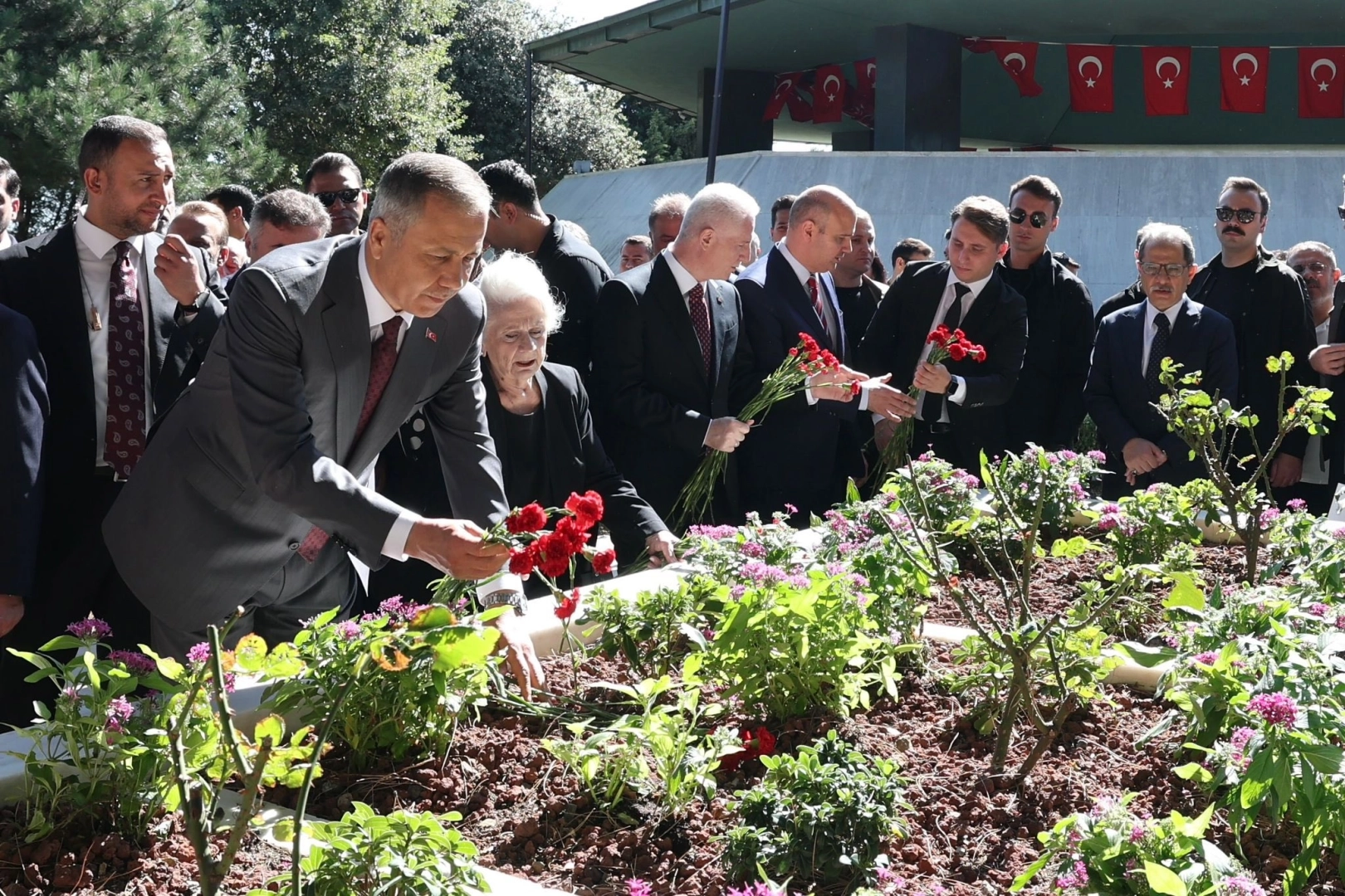 Adnan Menderes ve dava arkadaşları mezarları başında anıldı