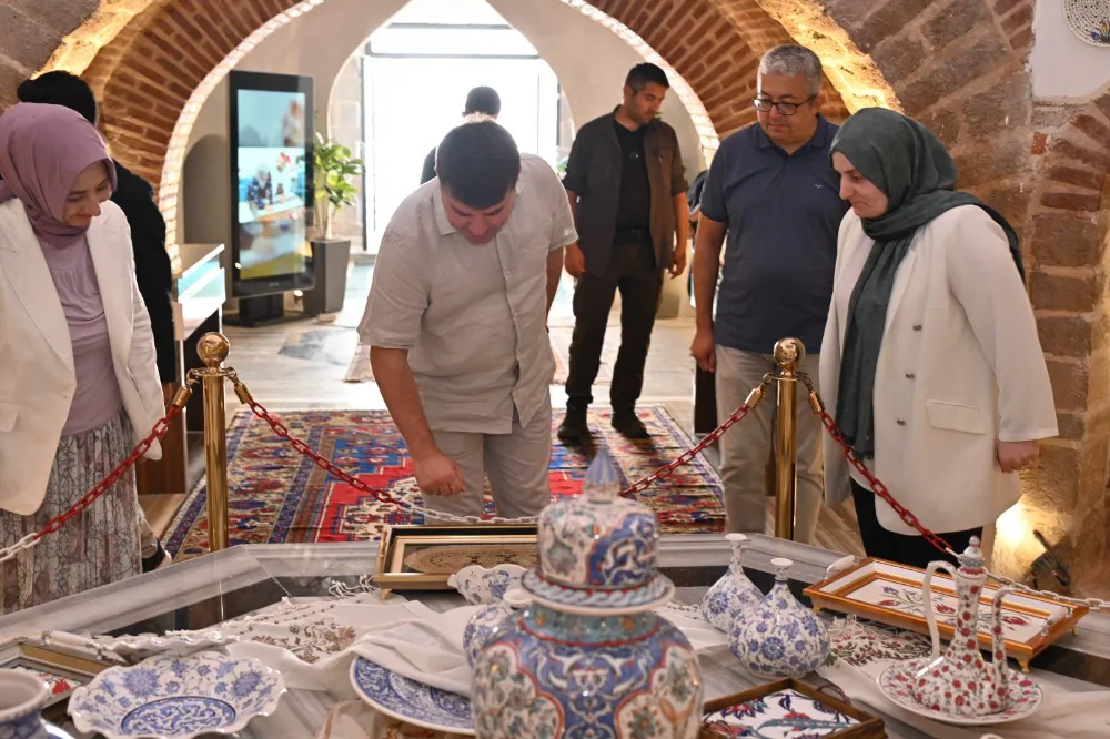 BAŞKAN DİNÇER, II. KILIÇARSLAN HAMAMI’NDA KADINLARIN SERGİ VE SATIŞ OFİSİNİ ZİYARET ETTİ