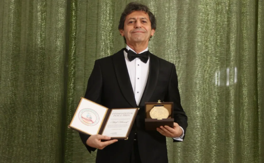 Dünyaca Ünlü Yazar Akif Manaf 2025 Yılı International Peace Prize Ödülü’nü Aldı