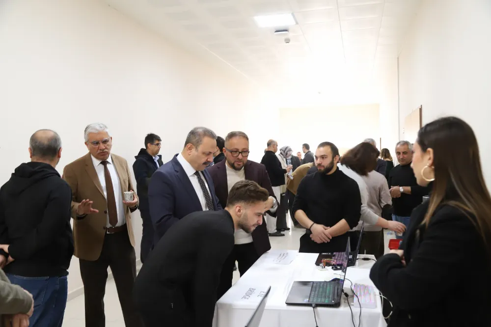 Aksaray Üniversitesinde yapay zekâ rüzgârı: Özgün ve gelişmiş proje sergisi büyük ilgi gördü