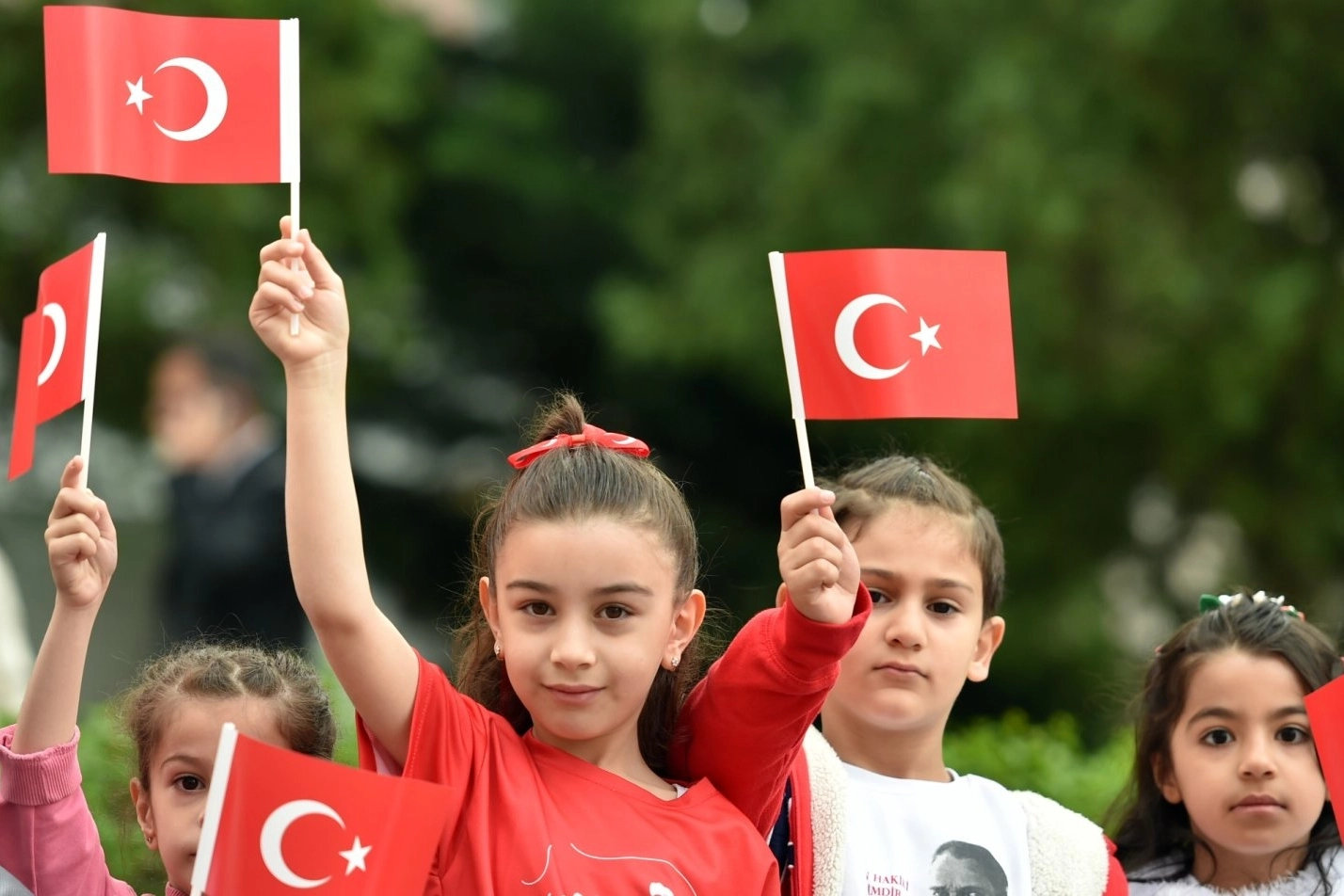 Eğitimde ikinci dönem 'Bayrak Sevgisi' temasıyla başladı