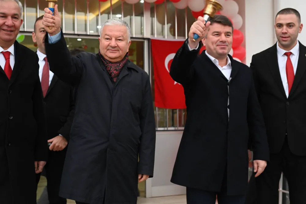 VALİ MURAT DURU VE BELEDİYE BAŞKANI DR. EVREN DİNÇER İLK DERS ZİLİNİ BİRLİKTE ÇALDI