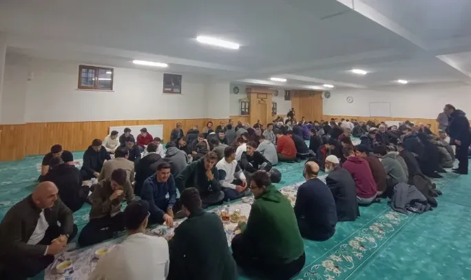 Aksaray’da Gönül Sofrası: Yakabağlar Camii’nde İftarda Buluştu