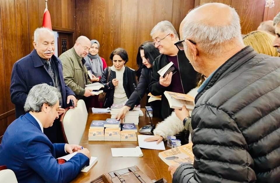 Akademisyenler Sırça Saraylarından, Konfor Alanlarından Çıkıp Toplumla Buluşmalı